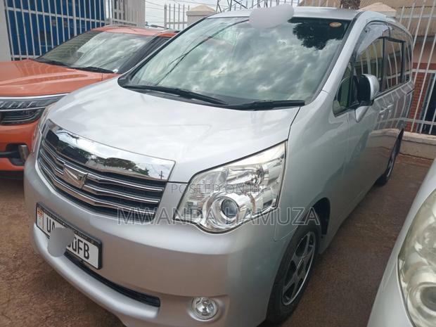 Toyota Noah 2013 Silver