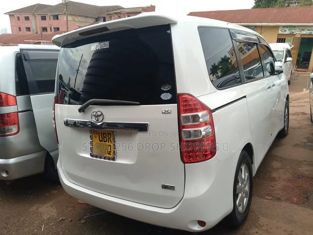Toyota Noah 2.0 FWD (7 Seater) 2014 White
