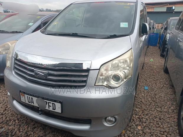 Toyota Noah 2011 Silver