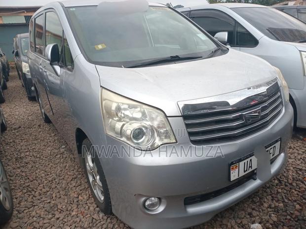Toyota Noah 2011 Silver