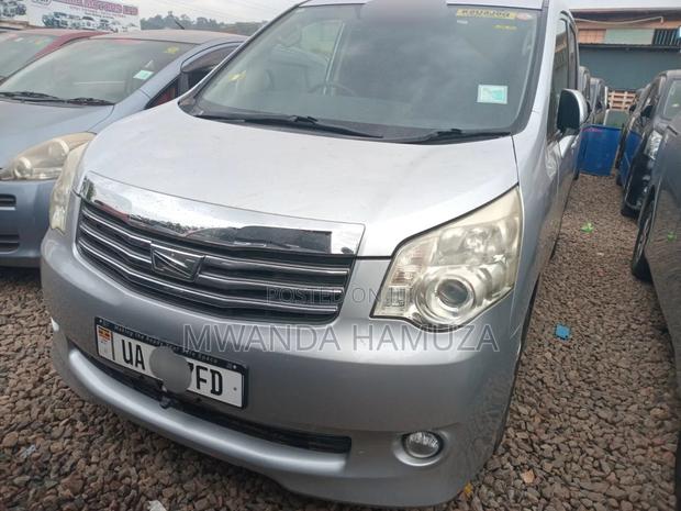 Toyota Noah 2011 Silver