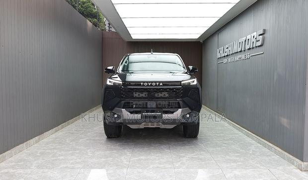 New Toyota Hilux 2025 Black