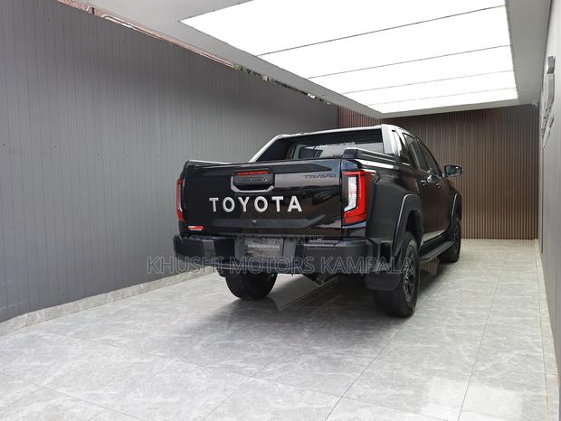New Toyota Hilux 2025 Black