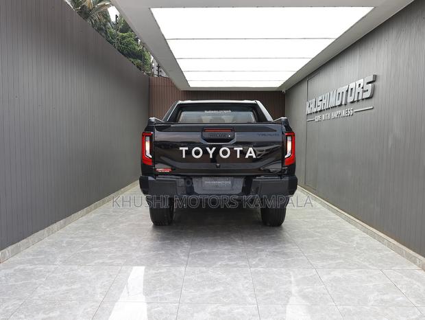 New Toyota Hilux 2025 Black