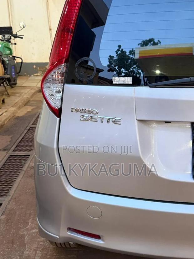 Toyota Passo Sette 2010 Silver