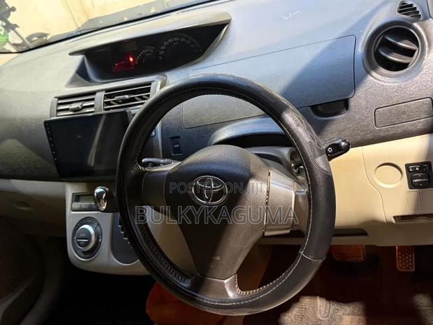 Toyota Passo Sette 2010 Silver