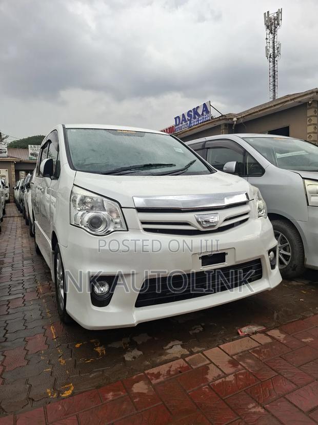 Toyota Noah 2.0 143hp FWD (7 Seater) 2013 White