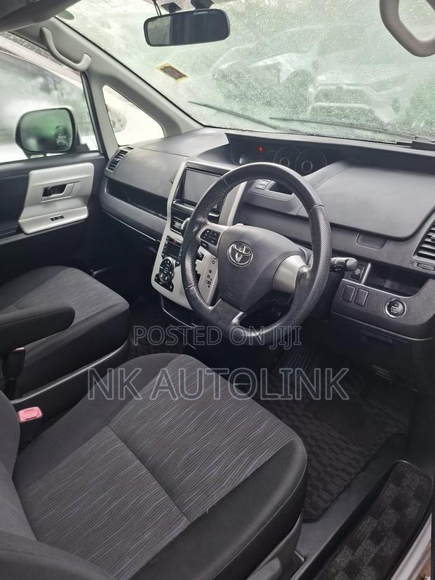 Toyota Noah 2.0 143hp FWD (7 Seater) 2013 White