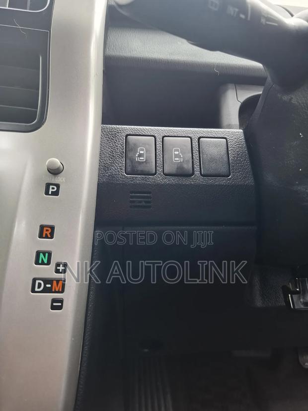 Toyota Noah 2.0 143hp FWD (7 Seater) 2013 White