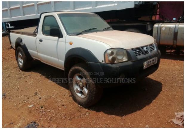 Nissan Pick-Up 2012 White