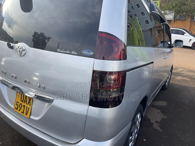 Toyota Noah 2004 Silver