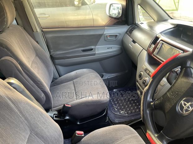 Toyota Noah 2004 Silver