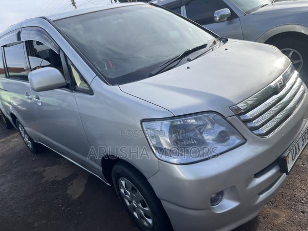 Toyota Noah 2004 Silver