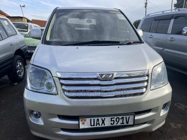 Toyota Noah 2004 Silver