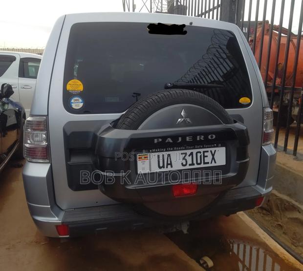 Mitsubishi Pajero 2012 Silver