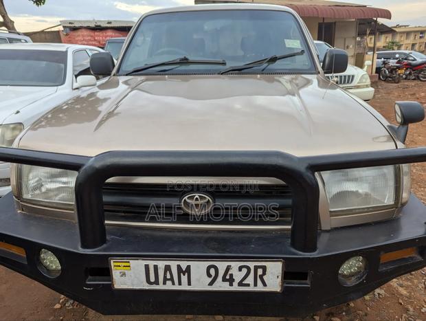 Toyota Hilux Surf 1999 Gold