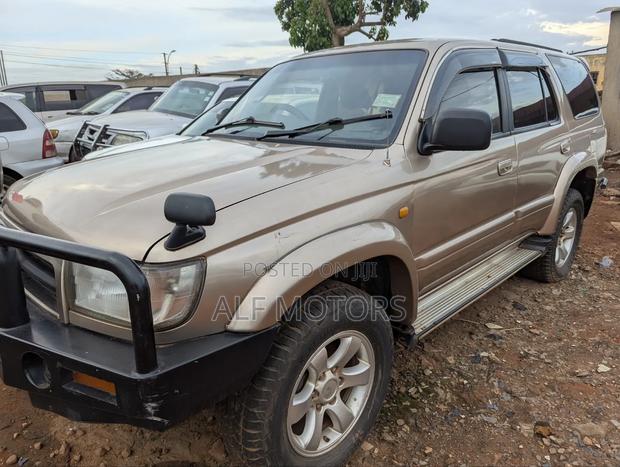 Toyota Hilux Surf 1999 Gold