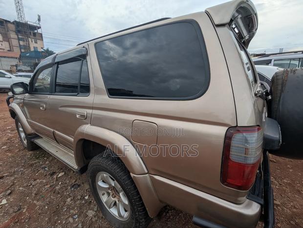 Toyota Hilux Surf 1999 Gold