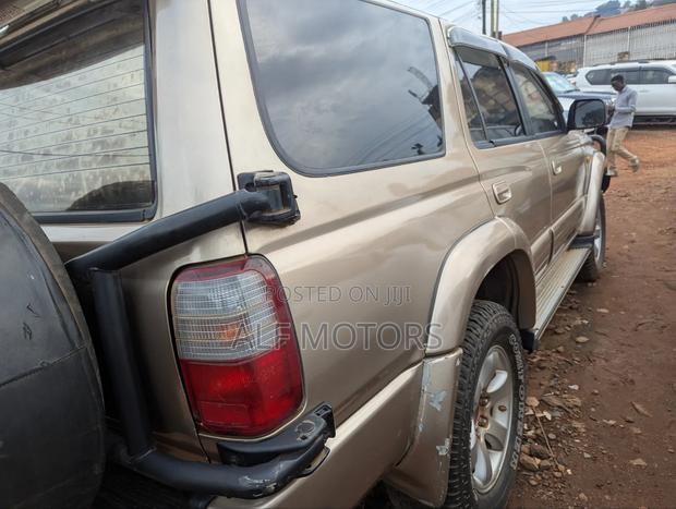 Toyota Hilux Surf 1999 Gold
