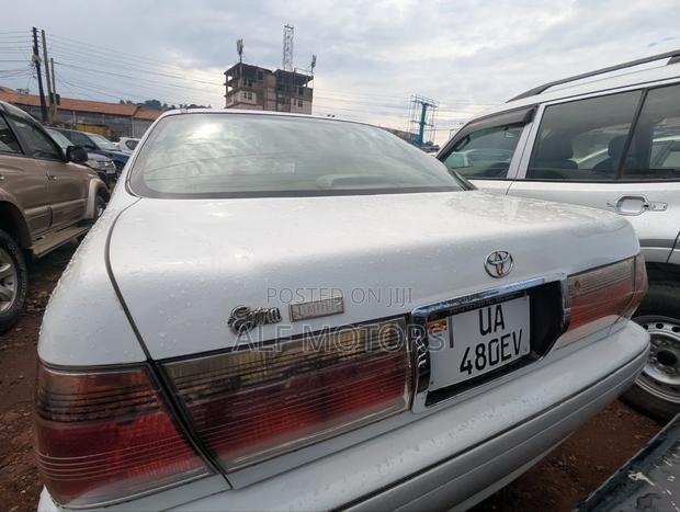 Toyota Crown 2001 White