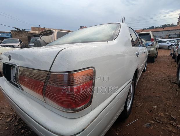 Toyota Crown 2001 White