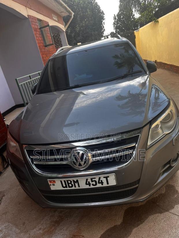 Volkswagen Tiguan 2010 Gray