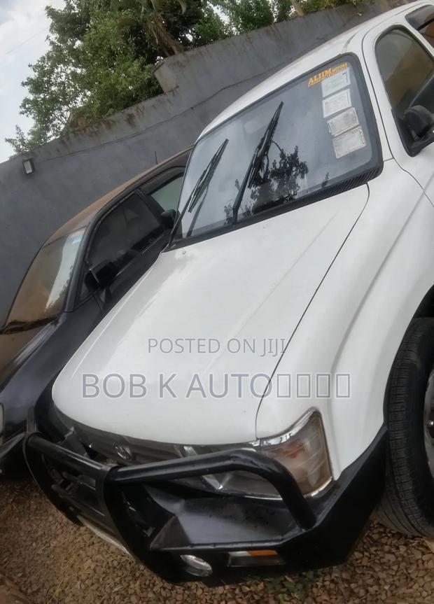 Toyota Hilux 2004 White