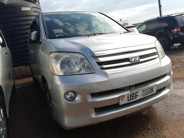 Toyota Noah 2.0 AWD (8 Seater) 2005 Silver