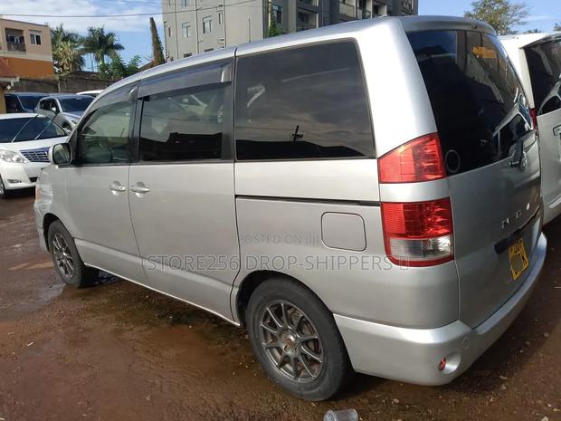 Toyota Noah 2.0 AWD (8 Seater) 2005 Silver