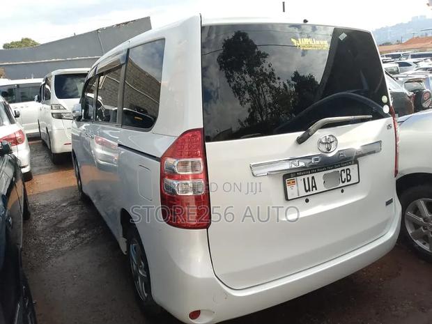 Toyota Noah 2.0 143hp FWD (7 Seater) 2011 White
