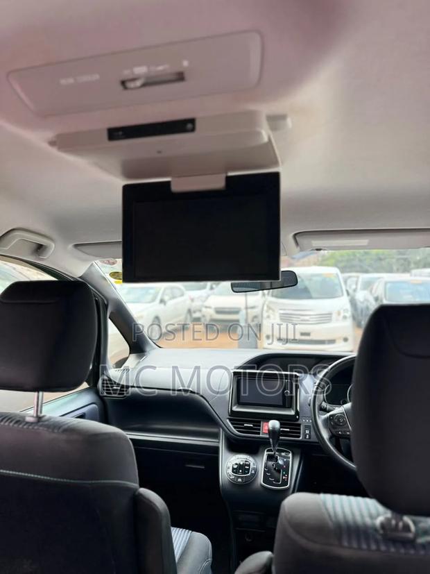 Toyota Noah 2.0 AWD (8 Seater) 2015 Black