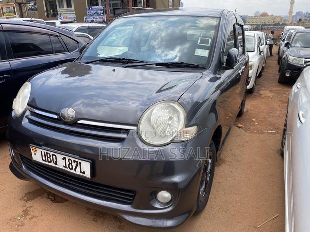 Toyota Sienta 2011 Gray