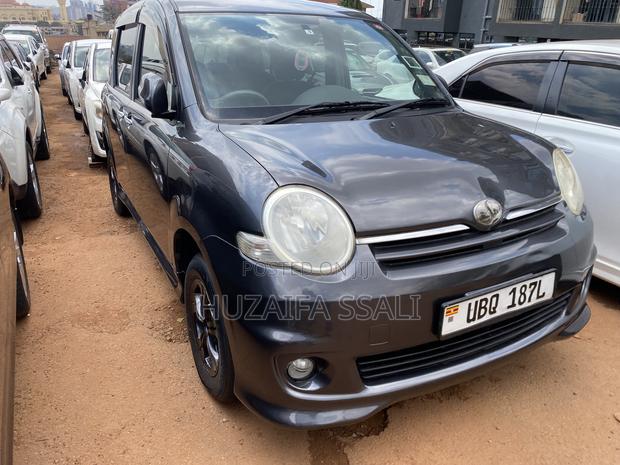 Toyota Sienta 2011 Gray