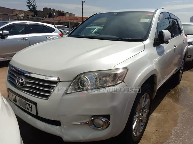 Toyota Vanguard 2011 White