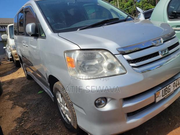 Toyota Noah 2.0 AWD (8 Seater) 2005 Silver
