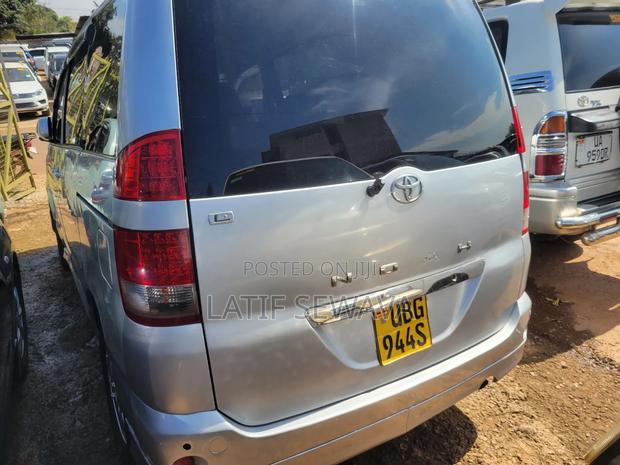 Toyota Noah 2.0 AWD (8 Seater) 2005 Silver