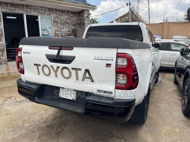 Toyota Hilux 2022 White