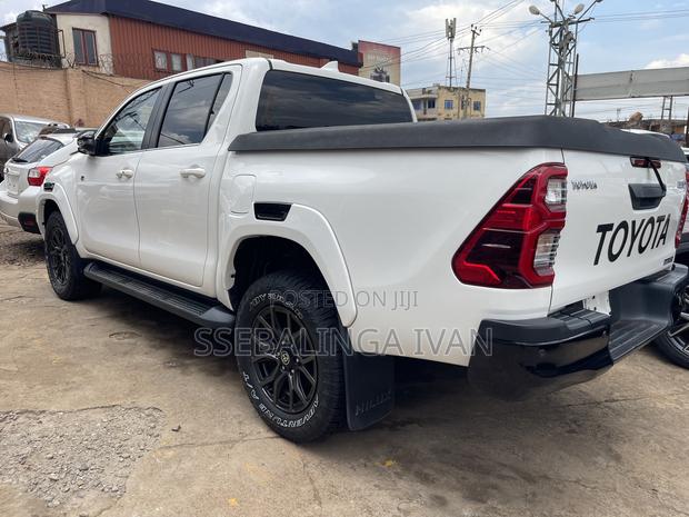 Toyota Hilux 2022 White