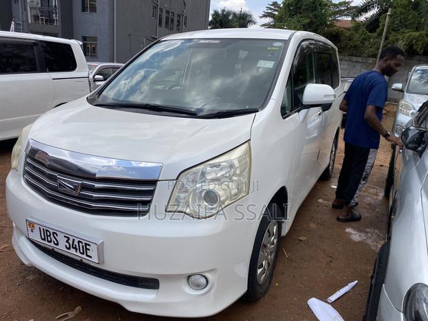 Toyota Noah 2011 White