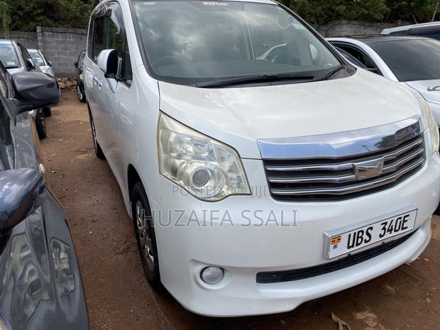 Toyota Noah 2011 White