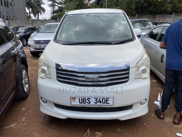 Toyota Noah 2011 White
