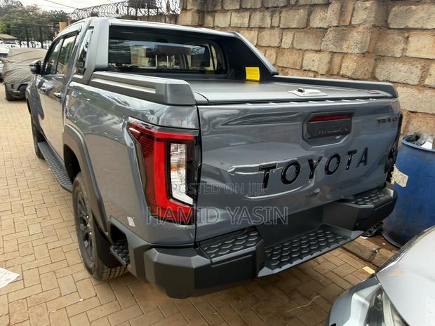 Toyota Hilux 2026 Gray