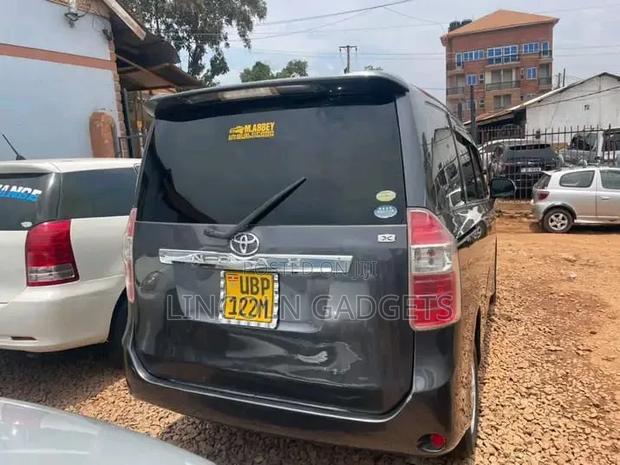 Toyota Noah 2.0 AWD (8 Seater) 2005 Black