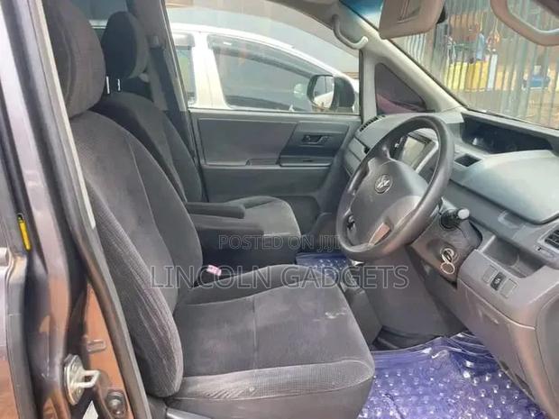 Toyota Noah 2.0 AWD (8 Seater) 2005 Black