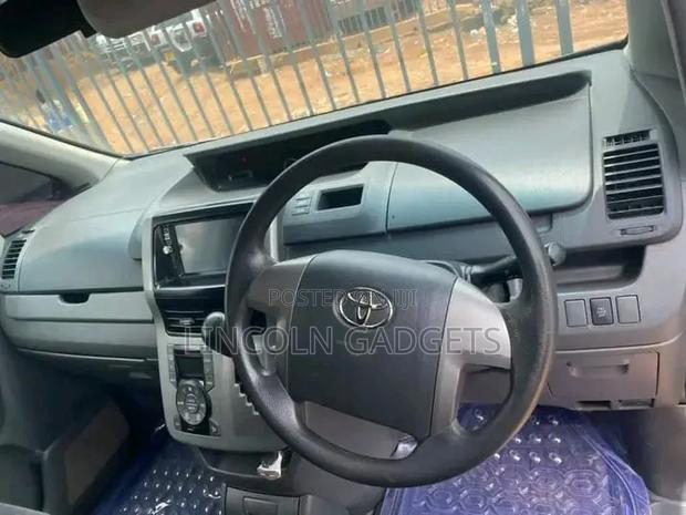 Toyota Noah 2.0 AWD (8 Seater) 2005 Black