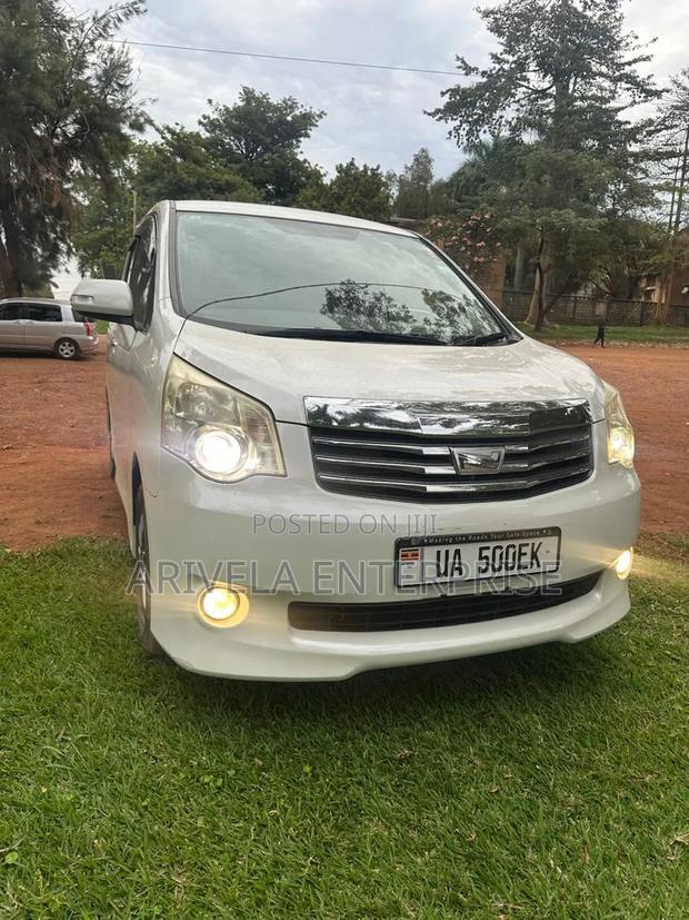 Toyota Noah 2.0 143hp FWD (7 Seater) 2011 White