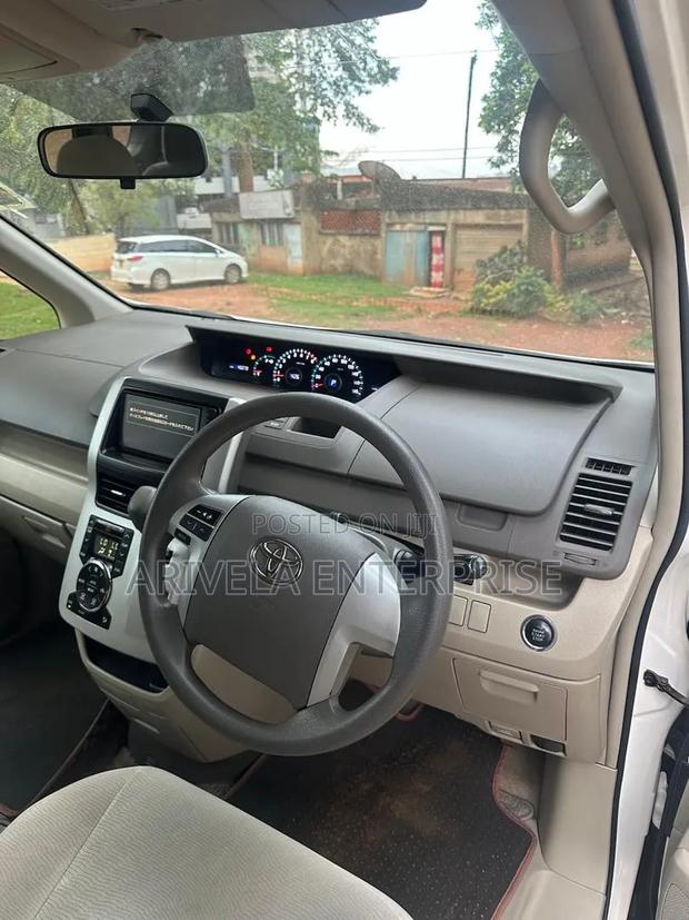Toyota Noah 2.0 143hp FWD (7 Seater) 2011 White