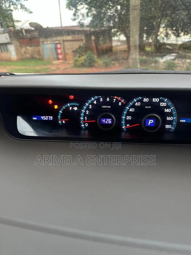 Toyota Noah 2.0 143hp FWD (7 Seater) 2011 White