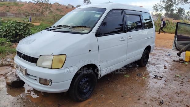 Toyota Noah 2004 Silver