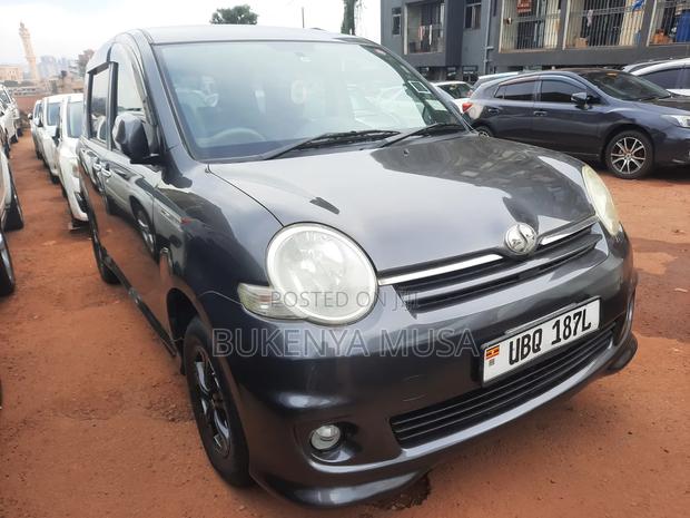 Toyota Sienta 2011 Silver